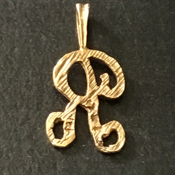 14k solid gold==Letter R==charm=.70 grams =We like offers - Picture 6 of 9